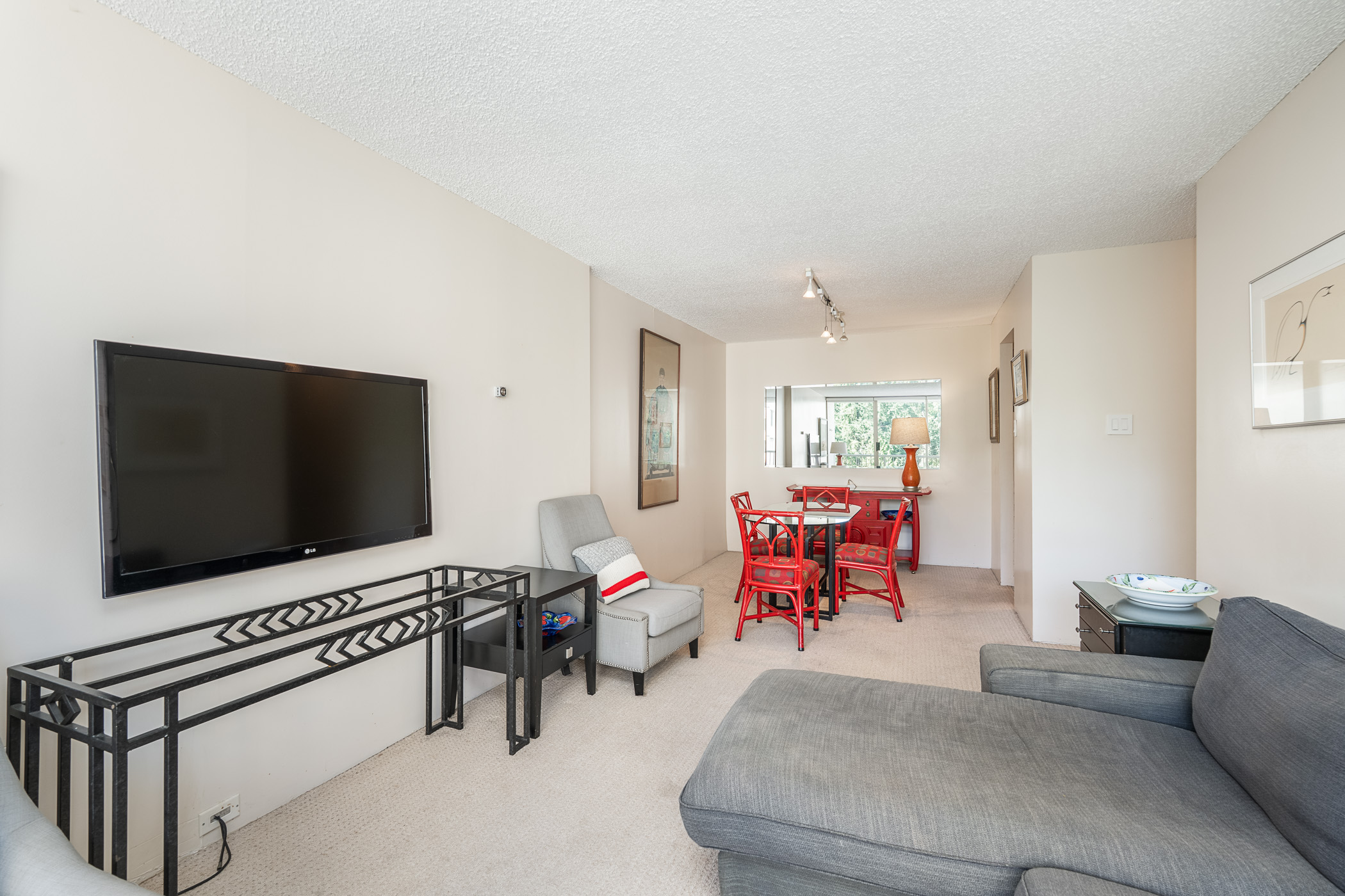 #905 - 2004 Fullerton Avenue